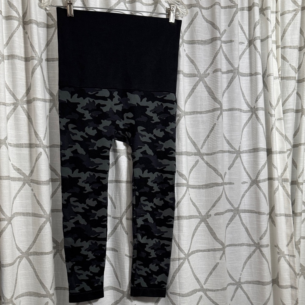 Preggo Postpartum Leggings - Black Camo